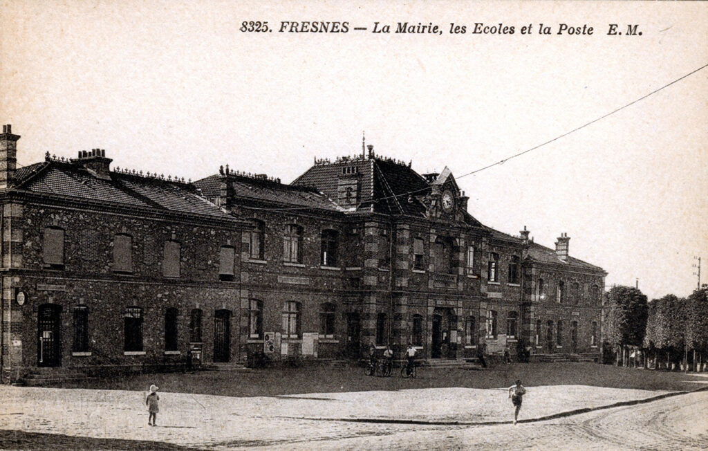 Photo en noir et blanc intitulée "8325, Fresnes - La Mairie, les Ecoles et la Poste", montrant à nouveau ce solide bâtiment en pierre, sur un angle plus large - Agrandir l'image, fenêtre modale