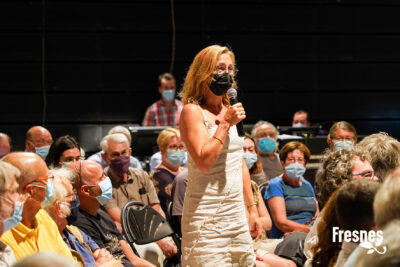 Une femme du public parle dans un micro - Agrandir l'image 5 sur 9, fenêtre modale