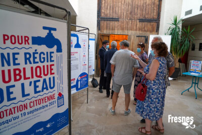 plusieurs personnes discutent dans un hall, autour d'eux des kakemono explicatifs de la régie publique de l'eau - Agrandir l'image 9 sur 9, fenêtre modale